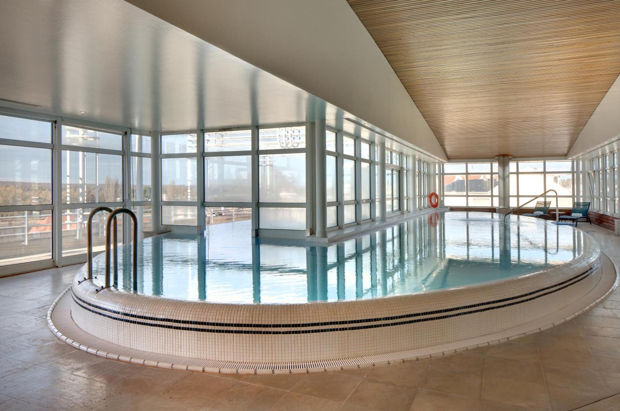 Celestins Spa Thermal & Hotel By Vy Resort Vichy Bagian luar foto The swimming pool at the University of Bath