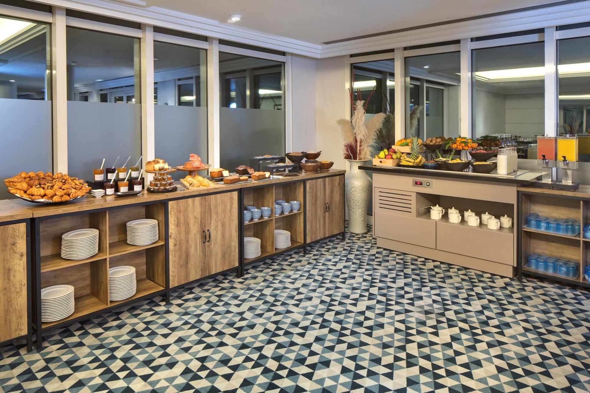 Celestins Spa Thermal & Hotel By Vy Resort Vichy Bagian luar foto The Club at Changi Airport